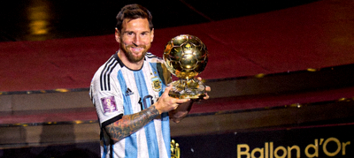 梅西手捧第八座金球奖奖杯微笑展示
